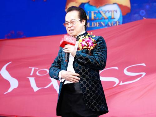 あいさつする王文欽ＣＥＯ